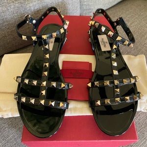 VALENTINO GARAVANI ROCKSTUD FLAT RUBBER SANDAL 38